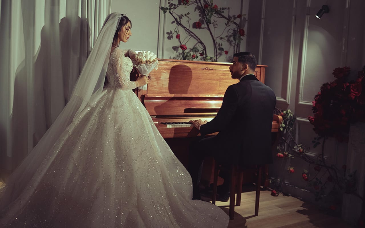 Lagu pernikahan populer dengan suasana romantis pengantin dan piano