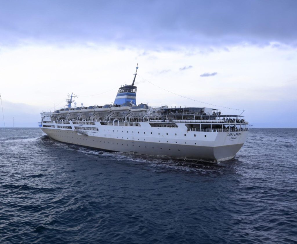 iklan kapal Rebound Ads sebagai media transit advertising di wilayah perairan dan pelabuhan