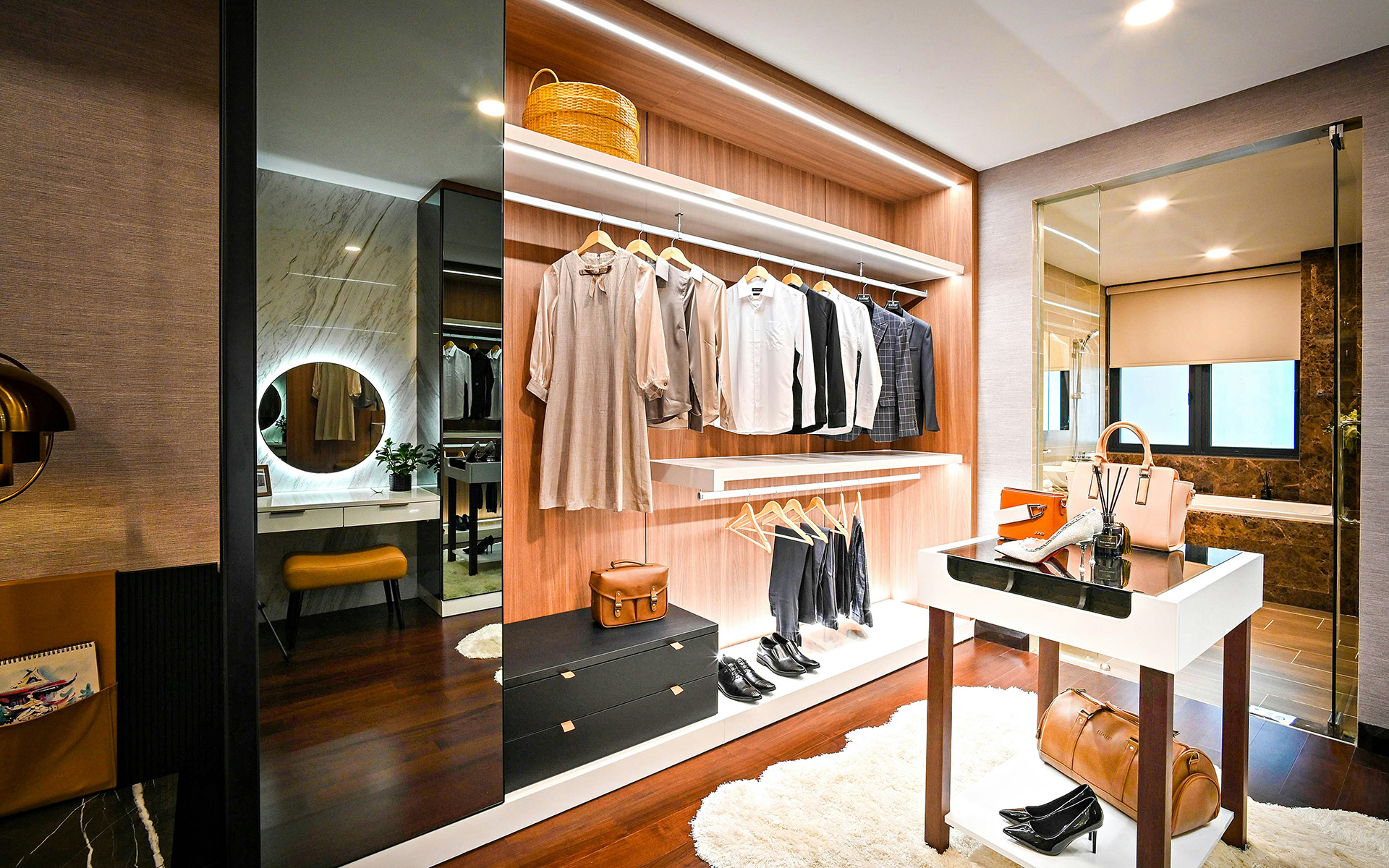 walk in closet estetik dengan penyimpanan pakaian rapi di apartemen modern smart home