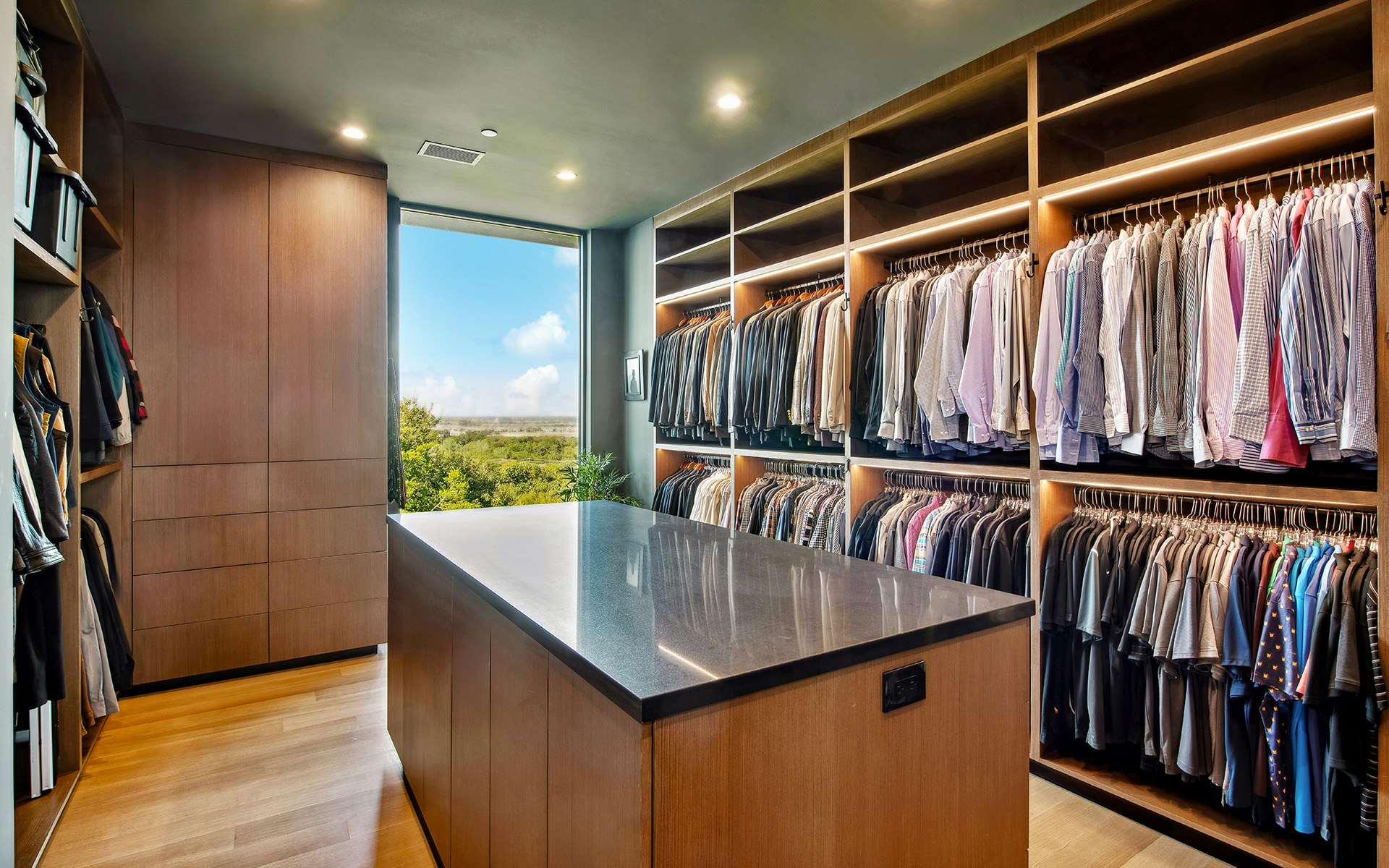 walk in closet modern dengan penyimpanan pakaian rapi di rumah smart home