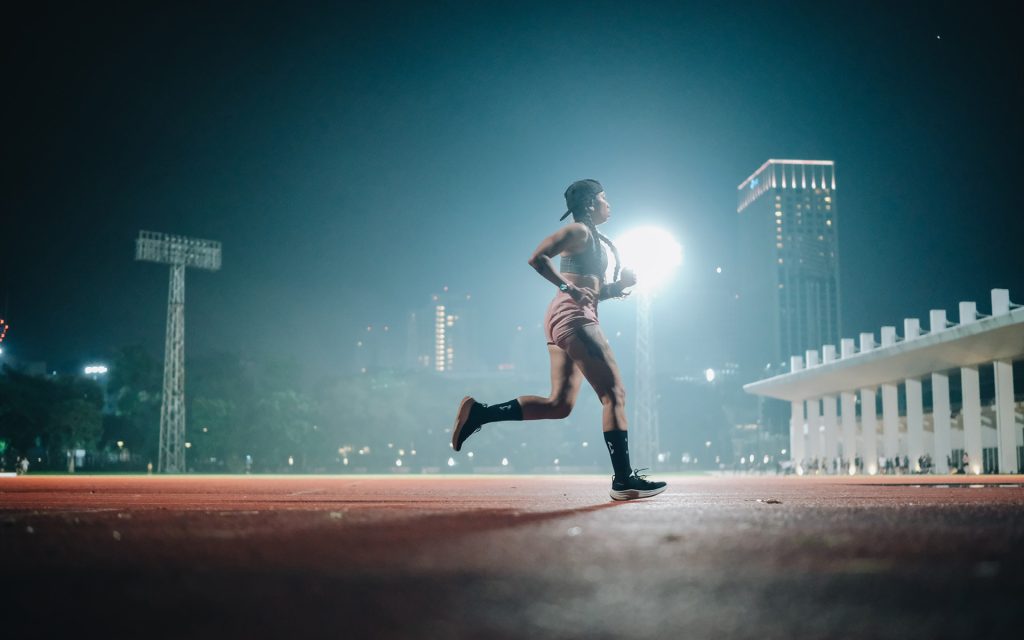 Yacko berlari di malam hari dalam video musik Unbreakable Me tentang terapi kesehatan mental perempuan