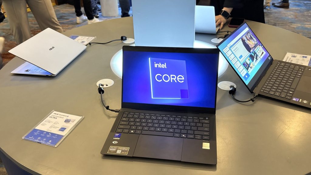ASUS ExpertBook Ultra dengan prosesor Intel Core Ultra