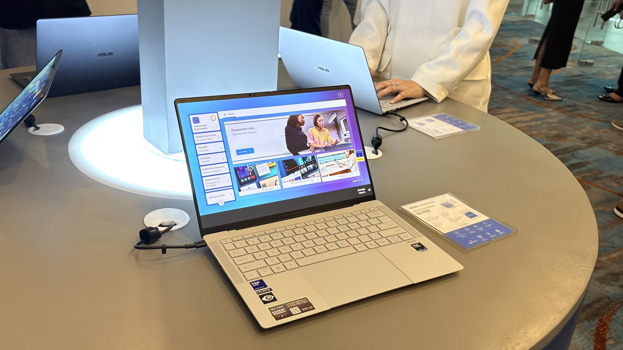 ASUS ExpertBook Ultra laptop AI premium untuk profesional modern