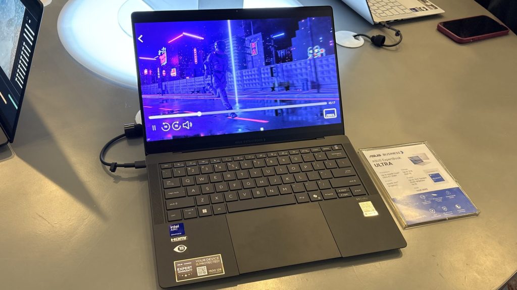Layar OLED ASUS ExpertBook Ultra dengan tampilan visual tajam