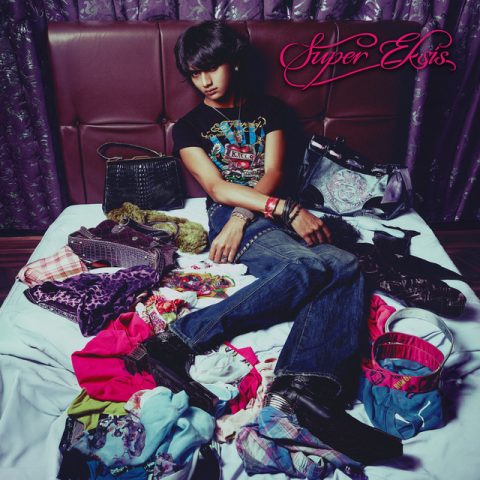 Cover album Super Eksis karya Naufal Syachreza menampilkan gaya fashion retro dengan nuansa glamor dan artistik