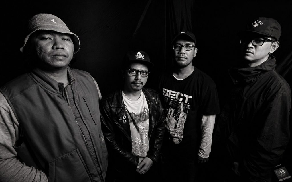 Kausa band Indonesia dengan personel lengkap foto hitam putih
