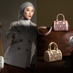Model wanita mengenakan hijab membawa tas kulit asli dengan desain elegan yang terawat dan tetap terlihat seperti baru.