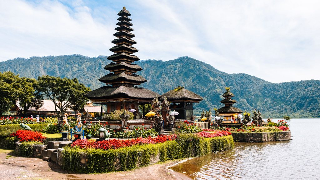 Pura Ulun Danu Beratan Bali sebagai simbol budaya dan tradisi Bali yang berkaitan dengan Kalender Bali Online