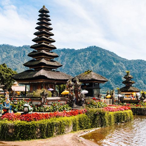 Pura Ulun Danu Beratan Bali sebagai simbol budaya dan tradisi Bali yang berkaitan dengan Kalender Bali Online