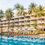 Tampilan hotel modern yang membutuhkan sistem keamanan hotel untuk melindungi tamu, staf, dan aset operasional.