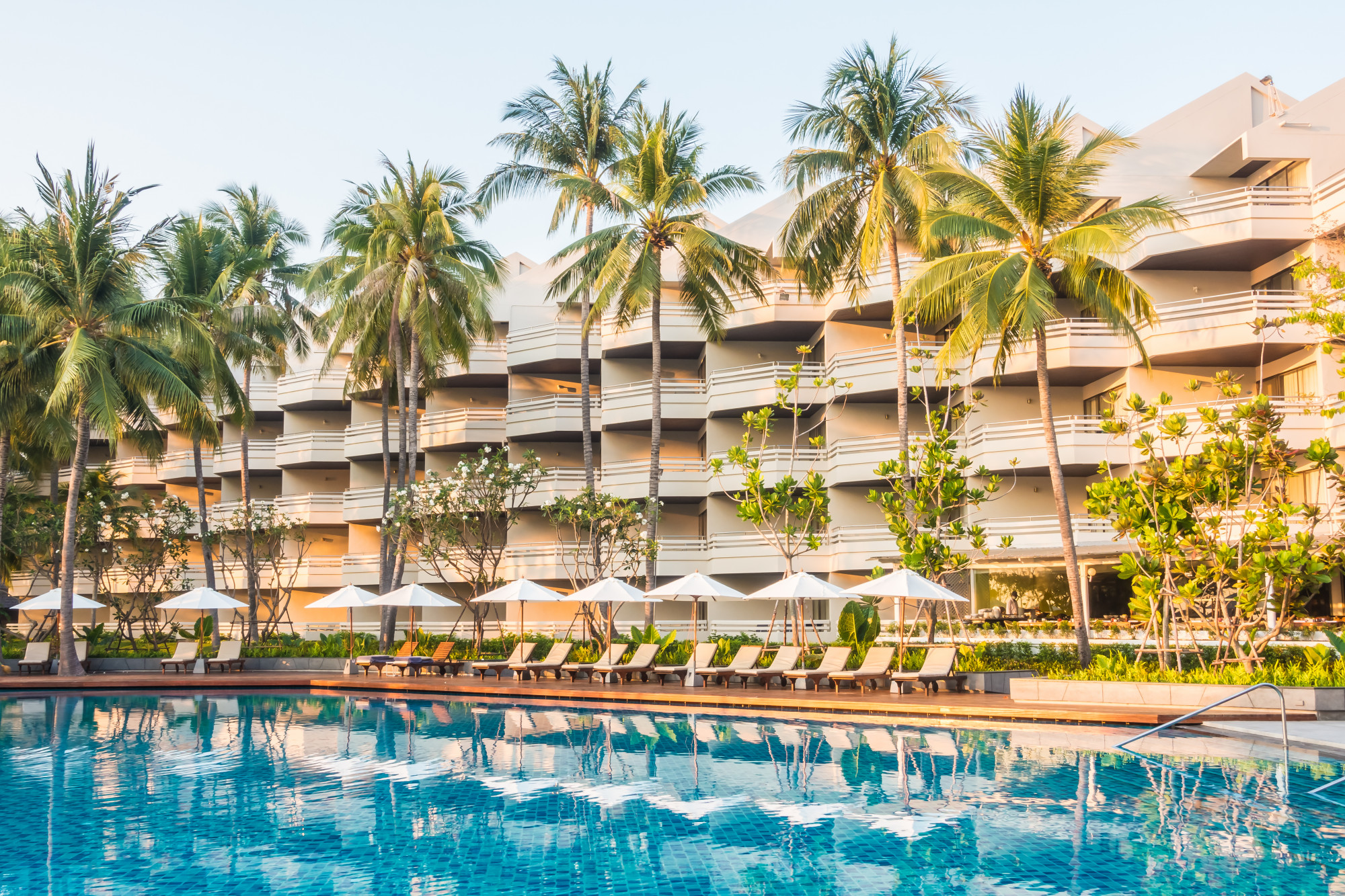 Tampilan hotel modern yang membutuhkan sistem keamanan hotel untuk melindungi tamu, staf, dan aset operasional.
