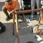 Teknisi melakukan inspeksi sumur bor menggunakan bore hole camera
